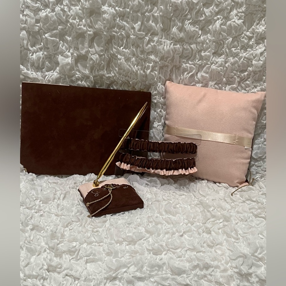 VINTAGE WESTERN COLLECTION Elegant Wedding Set with Gold Pen BY WEDDINGSTAR INC - Picture 6 of 9